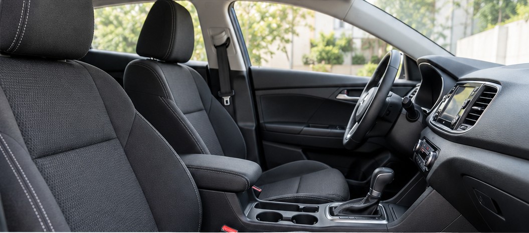 Intérieur de voiture avec sièges en tissu et tableau de bord